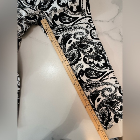 Alice + Olivia Black and black and white flocked ankle pants. Size 6/8 - Picture 2 of 6